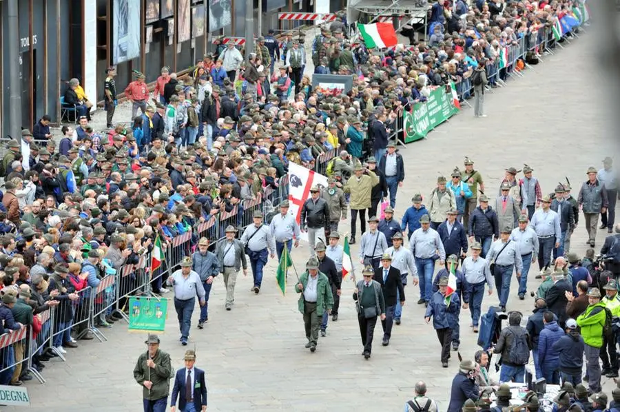 Adunata degli Alpini, la sfilata in piazza Duomo a Milano