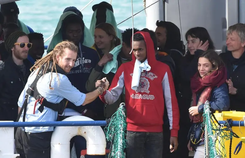 Lo sbarco dei migranti della Sea Watch a Catania