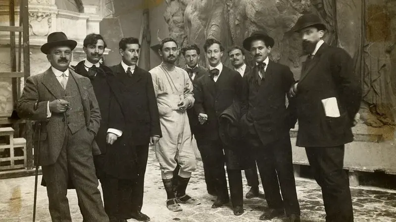 Lo scultore Angelo Zanelli, al centro, con alcuni collaboratori  © www.giornaledibrescia.it