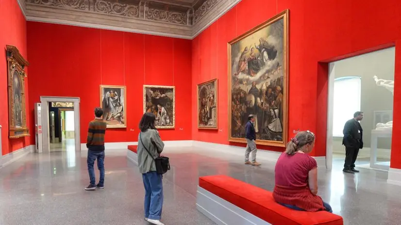 Gente in Pinacoteca e nei parchi cittadini