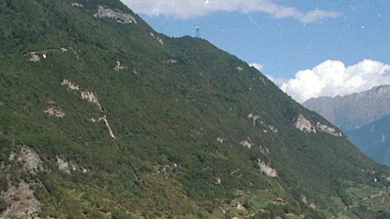 I boschi sopra il centro abitato di Malegno - Foto © www.giornaledibrescia.it