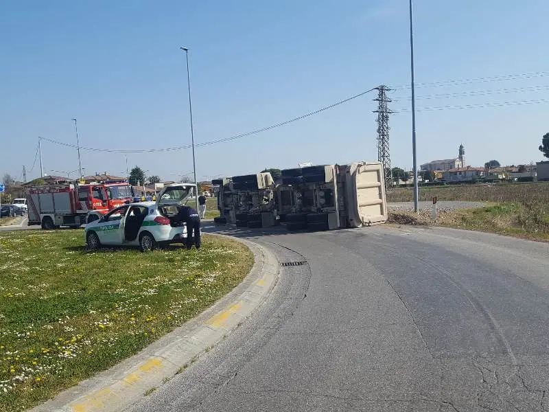 Il camion ribaltato sulla Orceana tra Orzinuovi e Orzivecchi - © www.giornaledibrescia.it