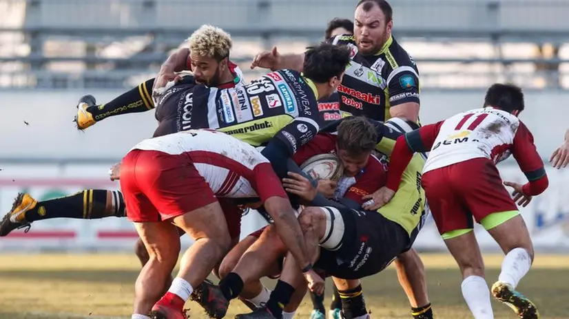 Un'azione di gioco tra Calvisano e Valorugby - Foto New Reporter Nicoli © www.giornaledibrescia.it