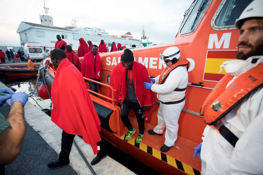 Lampedusa, l'arrivo di dieci migranti dalla Sea Watch 3