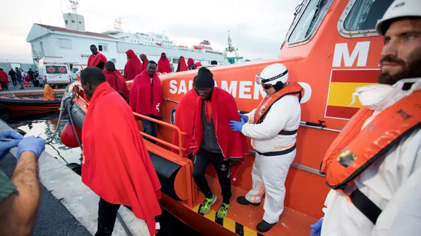 Lampedusa, l'arrivo di dieci migranti dalla Sea Watch 3