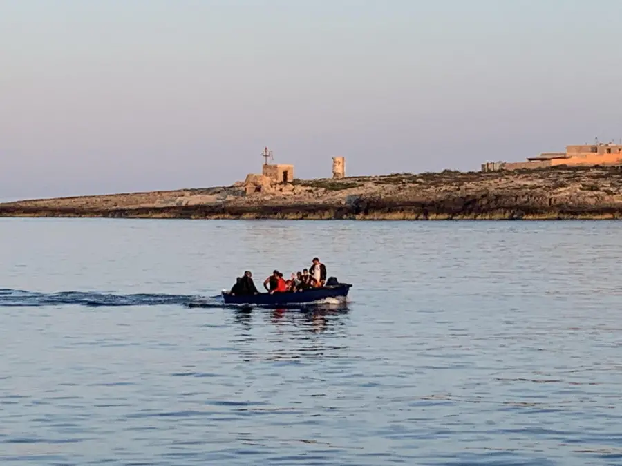 Lampedusa, l'arrivo di dieci migranti dalla Sea Watch 3