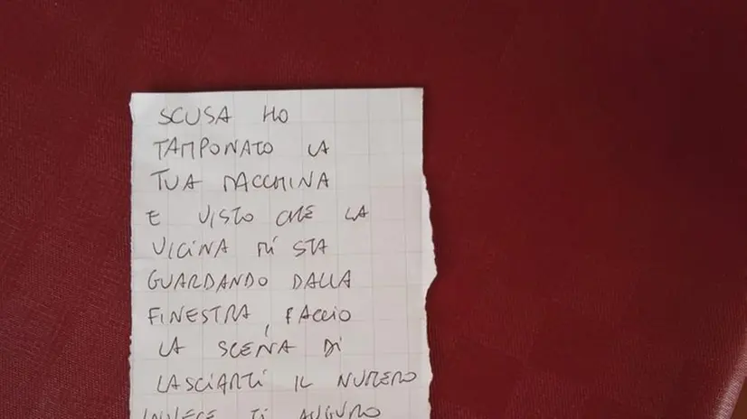 Il messaggio lasciato sull'auto a Castenedolo © www.giornaledibrescia.it