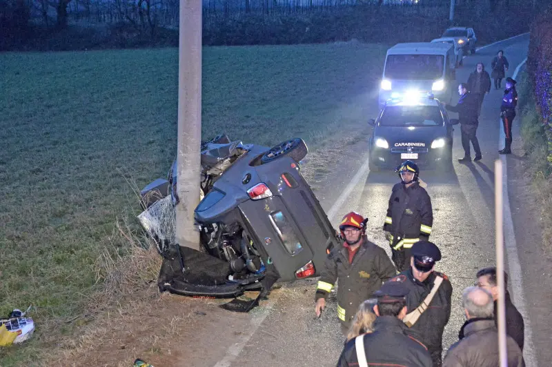 Auto fuori strada a Calvagese: due morti - Foto Pierre Putelli/Neg © www.giornaledibrescia.it