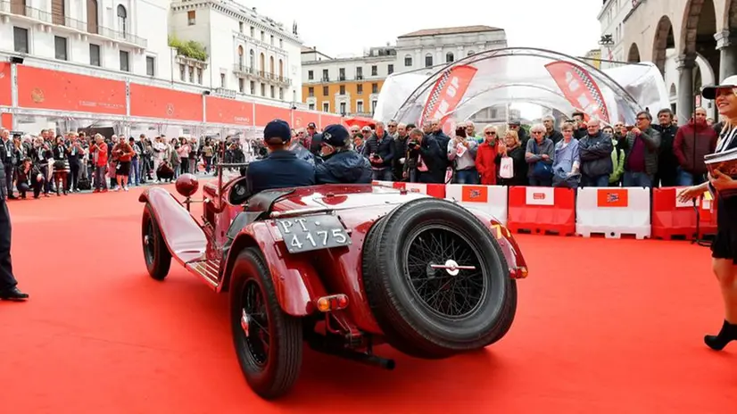 Mille Miglia: la punzonatura in piazza Vittoria