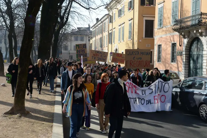 Studenti protestano per le vie del centro
