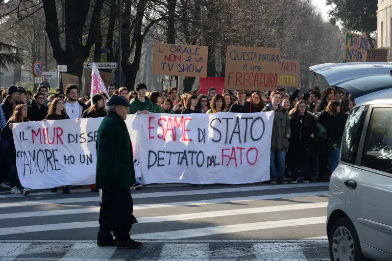 Studenti protestano per le vie del centro