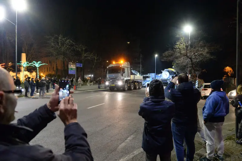 Pontevico, il mega tir attraversa il paese