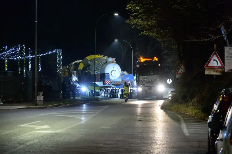 Pontevico, il mega tir attraversa il paese