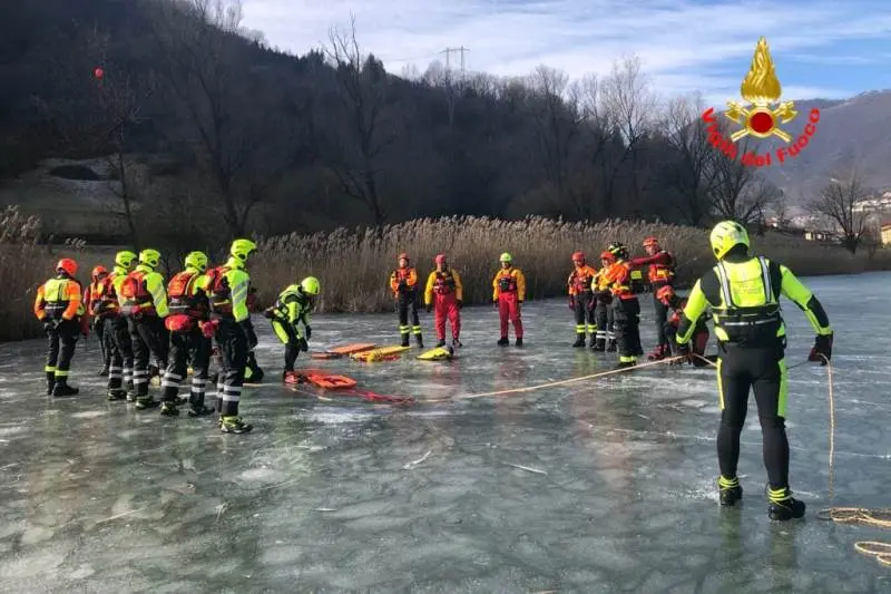 Vigili del fuoco tra ghiaccio e neve: soccorso sul lago ghiacciato