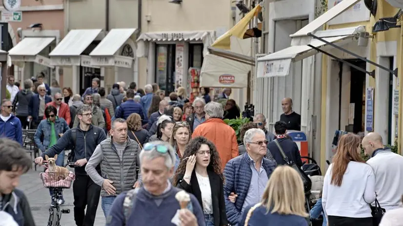 Gente e traffico a Desenzano