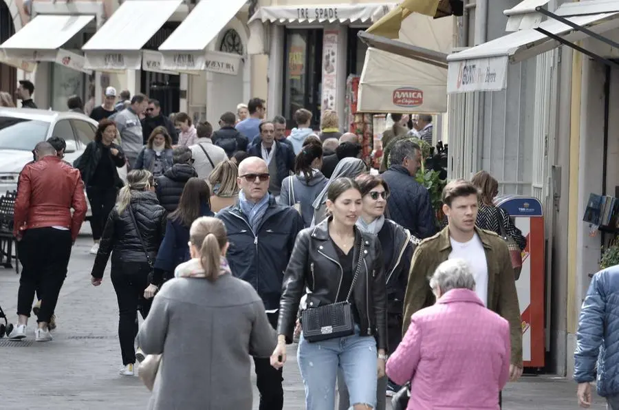 Gente e traffico a Desenzano