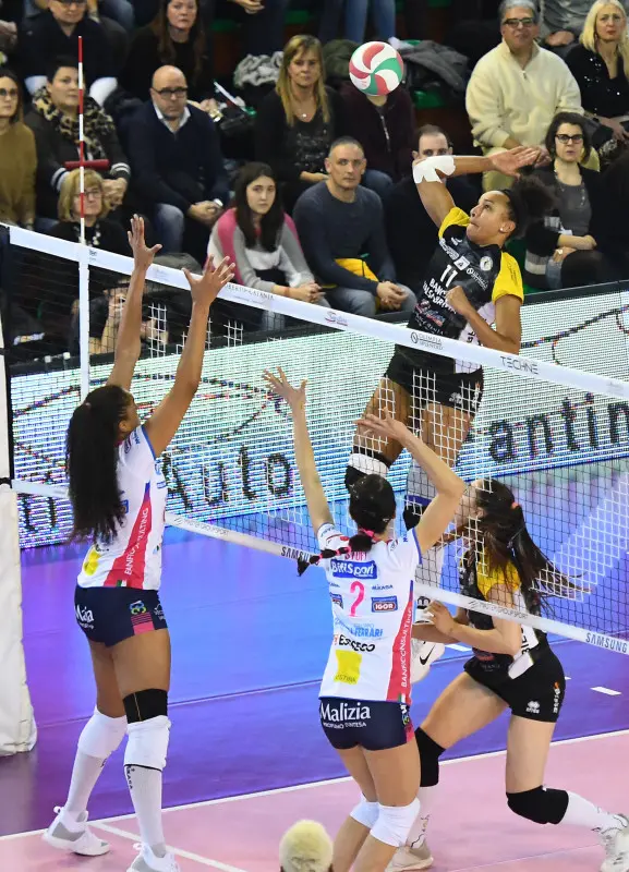 Pallavolo, serie A1 femminile: Valsabbina Brescia-Igor Novara 3-2