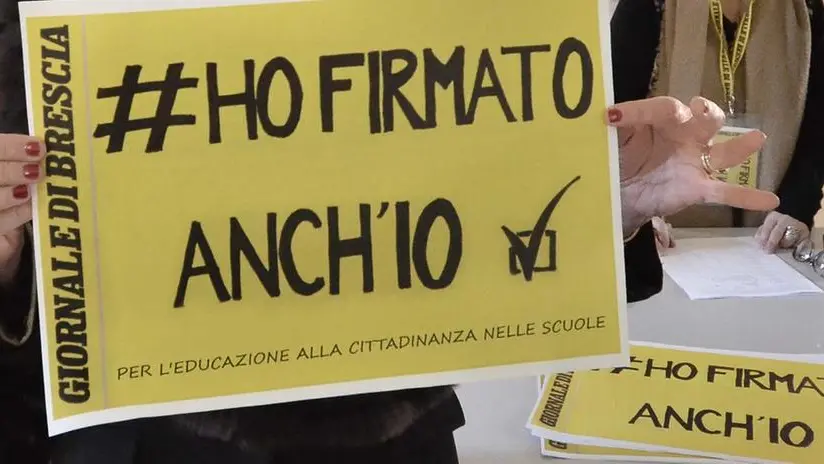 Uno dei manifesti dell'iniziativa Ho firmato anch'io - Foto © www.giornaledibrescia.it