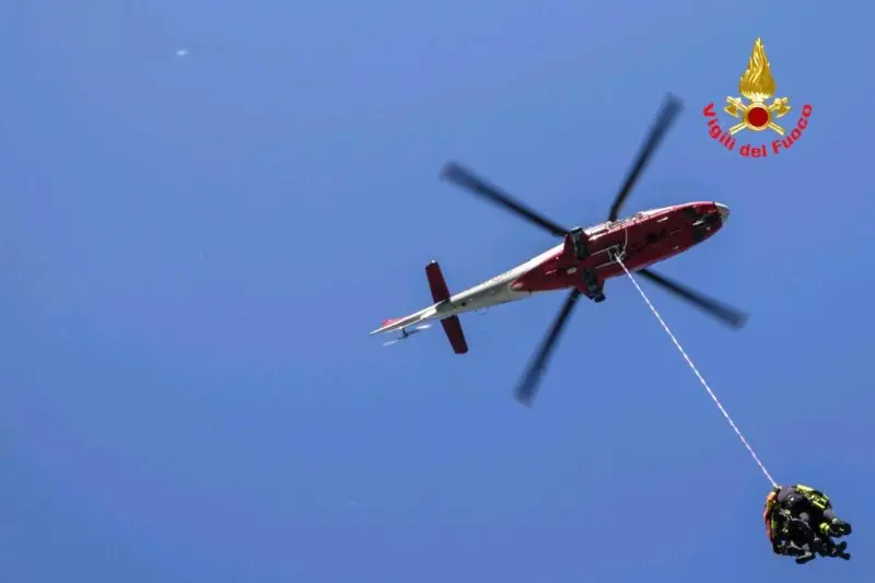 Vigili del fuoco tra ghiaccio e neve: arriva l'elicottero Drago 82