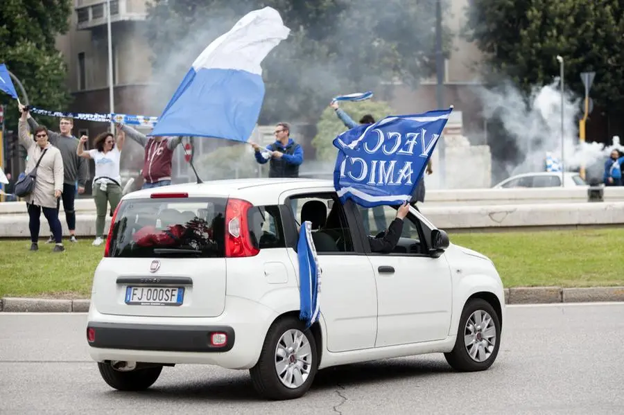 Facce da Brescia, tifo a oltranza attorno alla fontana