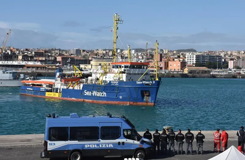 Lo sbarco dei migranti della Sea Watch a Catania