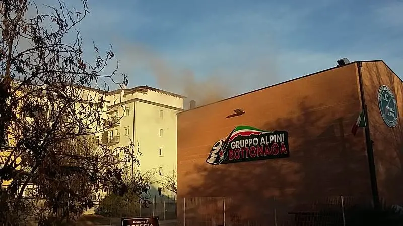 Incendio alla sede degli Alpini di Bottonaga