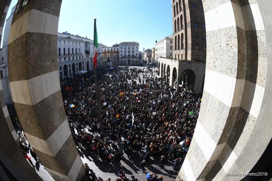 La manifestazione in piazza Vittoria