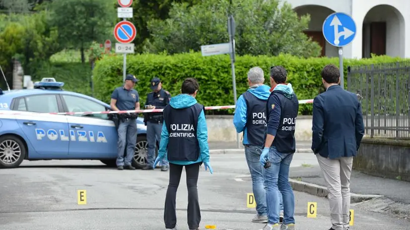 La polizia sul luogo del ferimento © www.giornaledibrescia.it