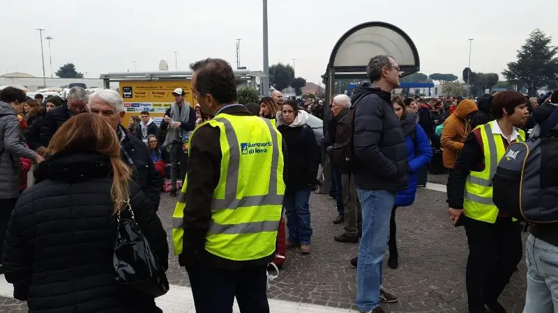 Fumo a Ciampino, passeggeri evacuati Foto Ansa  © www.giornaledibrescia.it