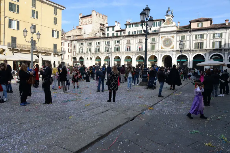 Il carnevale in piazza Loggia a Brescia