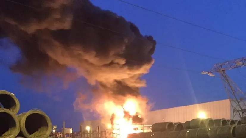 Centralina in fiamme. La densa nube che si è levata dopo lo scoppio - © www.giornaledibrescia.it