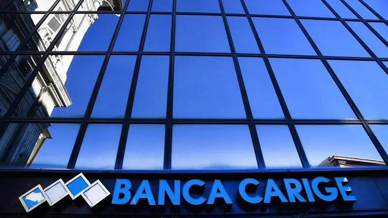 Una veduta esterna di una filiale genovese di Banca Carige - Foto Ansa/Luca Zennaro