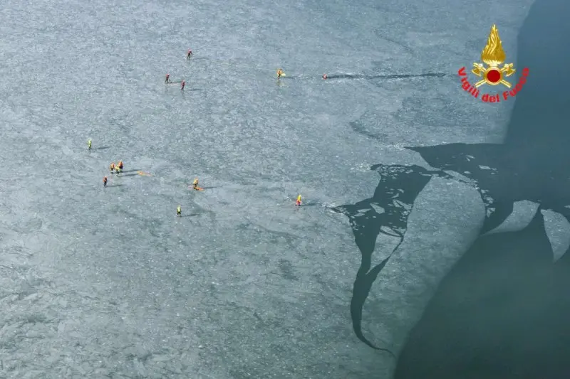 Vigili del Fuoco, prove di soccorso sul lago ghiacciato riprese dall'elicottero - Foto Vvf © www.giornaledibrescia.it