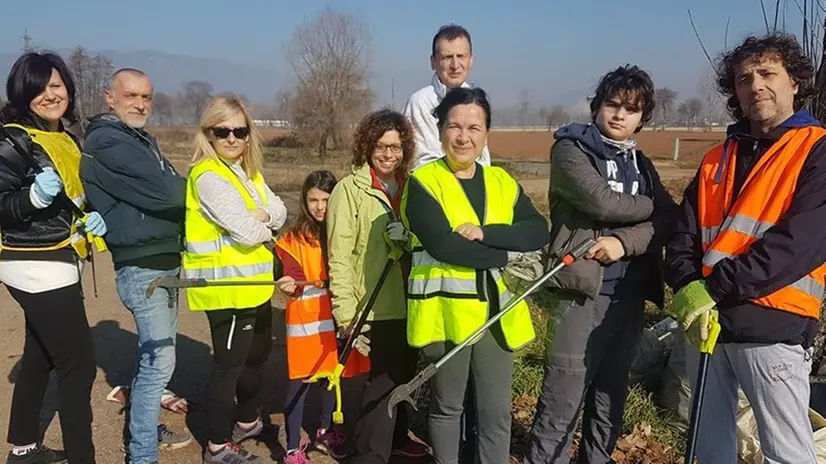 Volontari al lavoro per ripulire le zone degradate  © www.giornaledibrescia.it