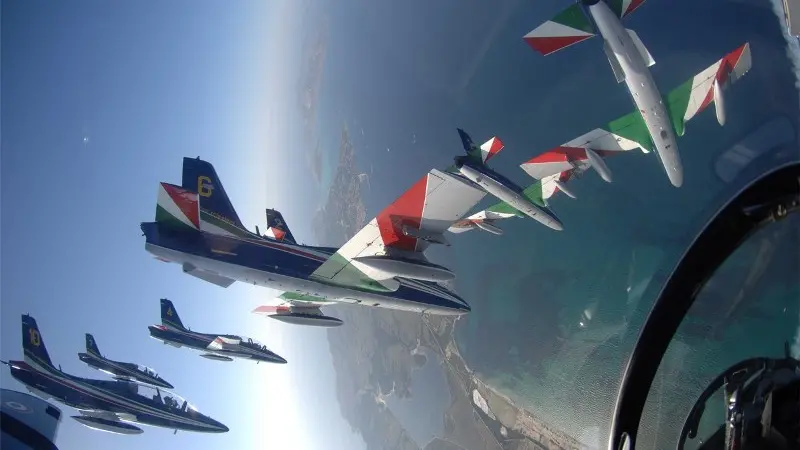 Frecce Tricolori in volo sull'acqua (archivio) - Foto Aeronautica Militare © www.giornaledibrescia.it