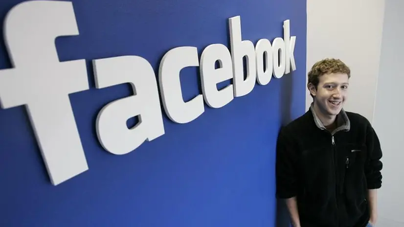 Zuckerberg ai tempi dell'esordio del social network di sua invenzione - Foto Paul Sakuma Ansa/Ap