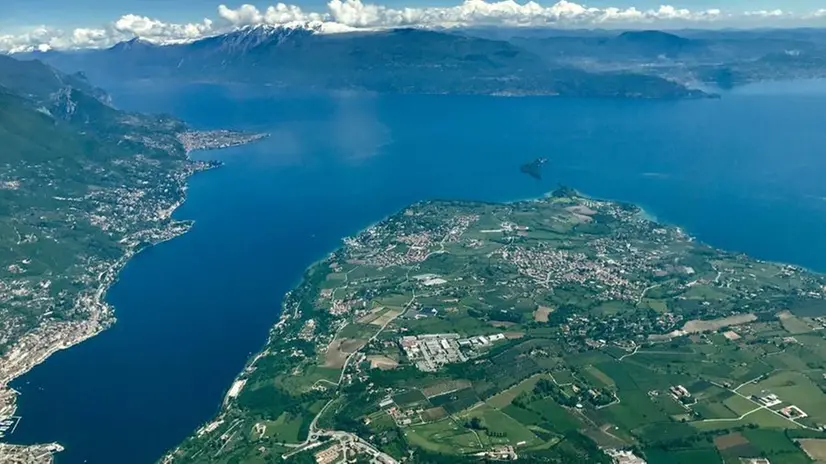 Una veduta aerea del lago di Garda © www.giornaledibrescia.it