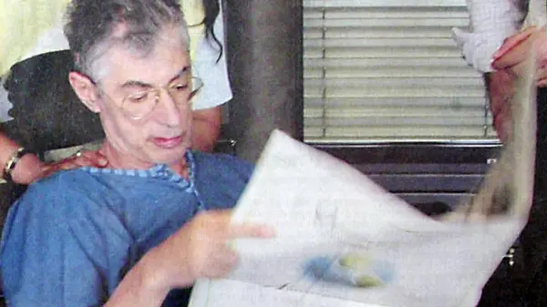 La foto apparsa in prima pagina sul quotidiano La Padania l'11 giugno 2004, ritrae l'allora ministro per le Riforme Umberto 
Bossi mentre legge un giornale in clinica. Bossi viene colpito da ictus cerebrale l'11 marzo 2004 - Foto Ansa