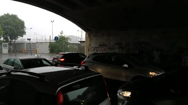 Le auto sotto i cavalcavia al riparo dalla grandine