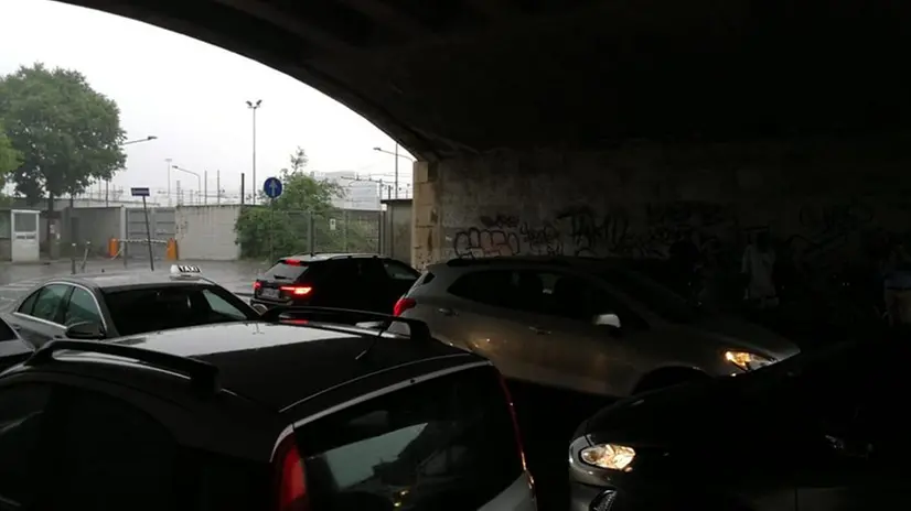 Le auto sotto i cavalcavia al riparo dalla grandine