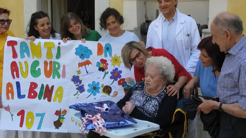 La decana della città, Alba Calvetti, aveva da poco compiuto 107 anni