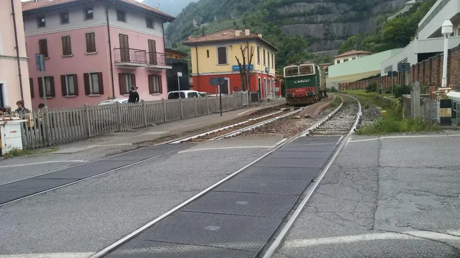 Dopo l'incendio alla Feltri: il primo treno in transito da Marone