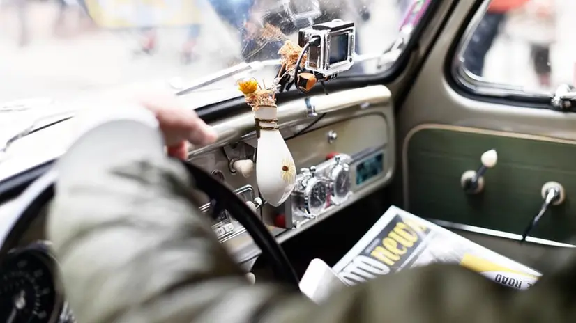Dettagli dalle auto in partenza