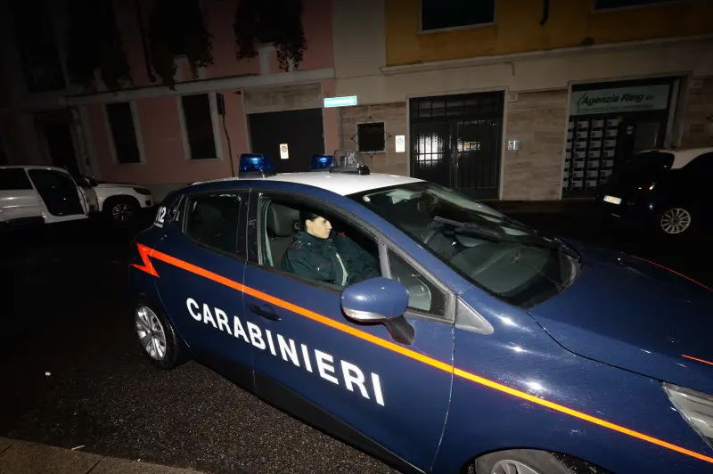 Libero l'operaio sequestrato: l'arrivo al Comando dei Carabinieri