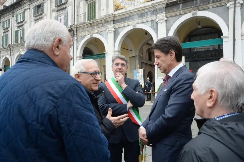Giuseppe Conte in piazza Loggia rende omaggio ai Caduti