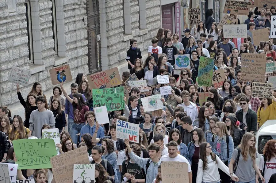 Studenti per le vie del centro a favore del clima