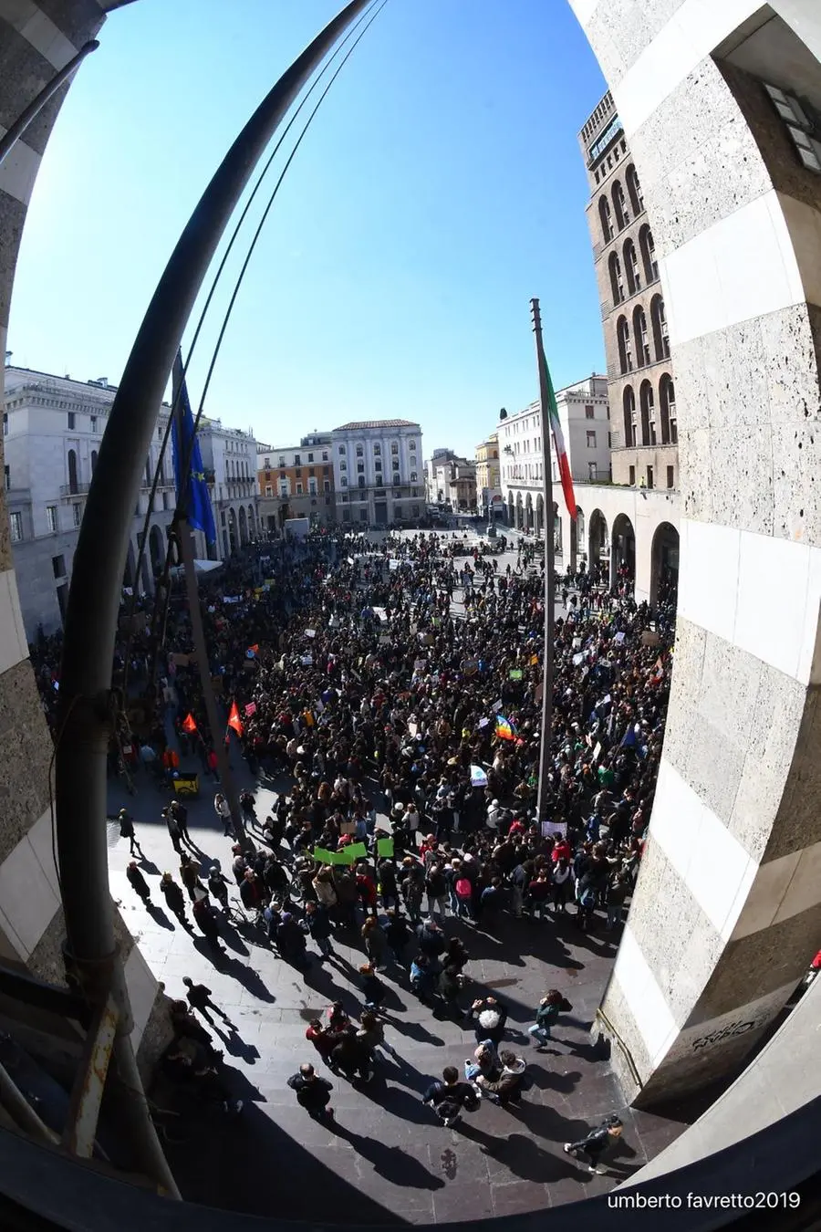 La manifestazione in piazza Vittoria