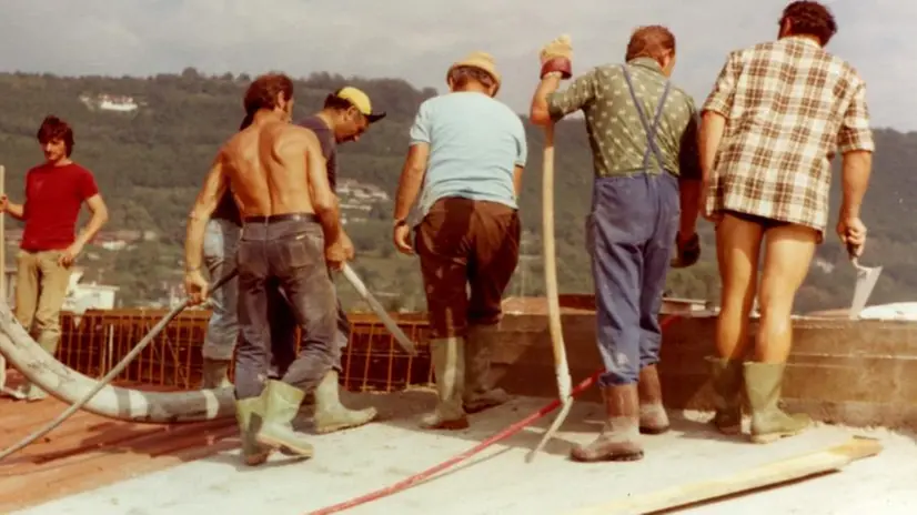 Foto d’epoca degli alpini al lavoro nel cantiere di Mompiano per costruire la scuola Nikolajewka