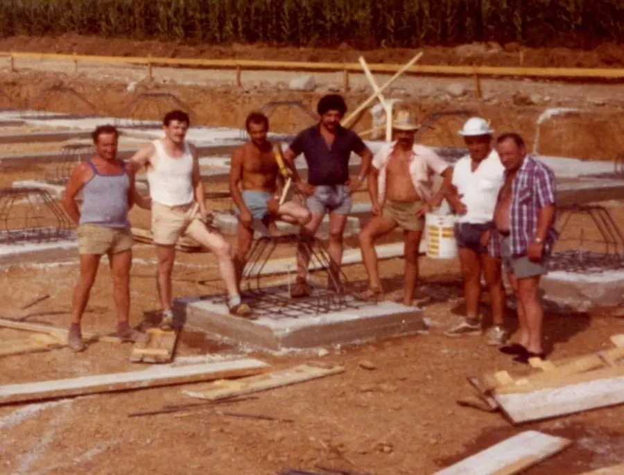 Foto d’epoca degli alpini al lavoro nel cantiere di Mompiano per costruire la scuola Nikolajewka