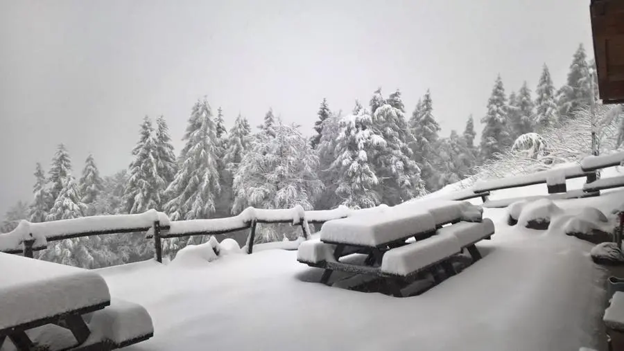 Neve al rifugio Medelet